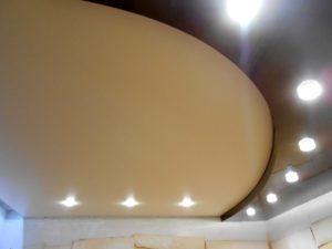 Двухуровневый натяжной потолок в бежево-коричневых тонах